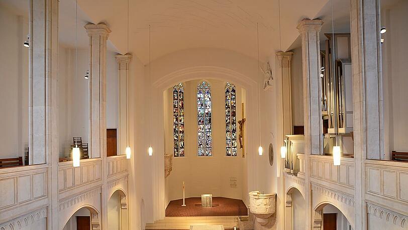 Der Kirchenraum der evangelischen Markuskirche in der Gabelsbergerstra&szlig;e, hier ohne Projektionen.