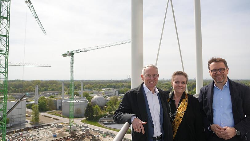 100 Jahre Kl&auml;rwerk Gro&szlig;lappen: Werksleiter Bernd Fuchs, Baureferentin Jeanne-Marie Ehbauer (Gr&uuml;ne) und Stefan Rummel, Messe M&uuml;nchen.