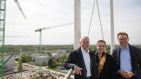 100 Jahre Kl&auml;rwerk Gro&szlig;lappen: Werksleiter Bernd Fuchs, Baureferentin Jeanne-Marie Ehbauer (Gr&uuml;ne) und Stefan Rummel, Messe M&uuml;nchen.