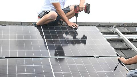 Das Erneuerbare-Energien-Gesetz regelt die F&ouml;rderung von &Ouml;kostrom zum Beispiel aus Photovoltaikanlagen. (Archivbild)