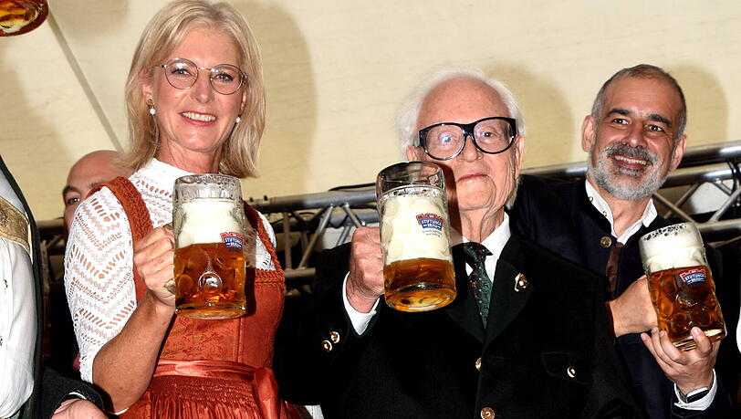 Werner Brombach zapft gemeinsam mit Bayerns Familienministerin Ulrike Scharf beim Erdinger Herbstfest 2025 ein Fass an. Werner Brombach zapft gemeinsam mit Bayerns Familienministerin Ulrike Scharf beim Erdinger Herbstfest 2025 ein Fass an.