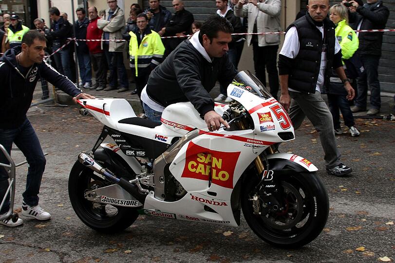 Zwei Helfer schieben das Motorrad Simoncellis in die Kirche von Coriano.