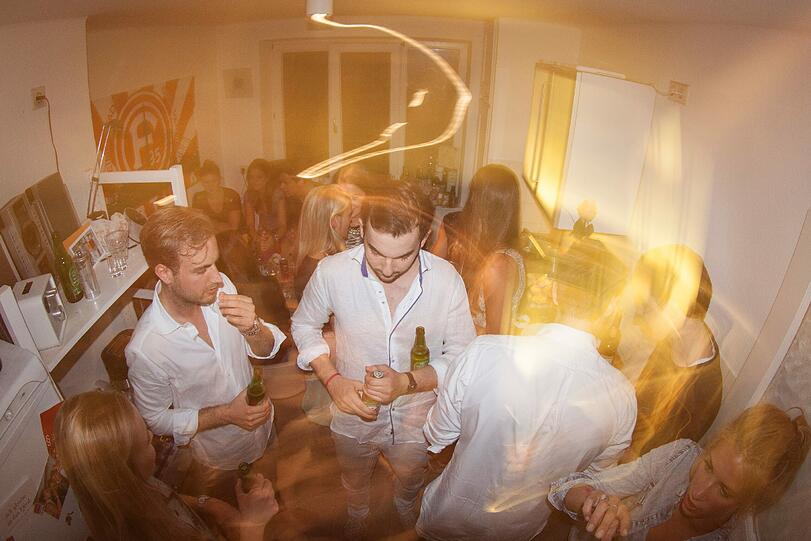 Zentraler Ort jeder guten Party: die Küche. Wenn die Drinks hier umsonst sind, hebt das gleich die Stimmung.