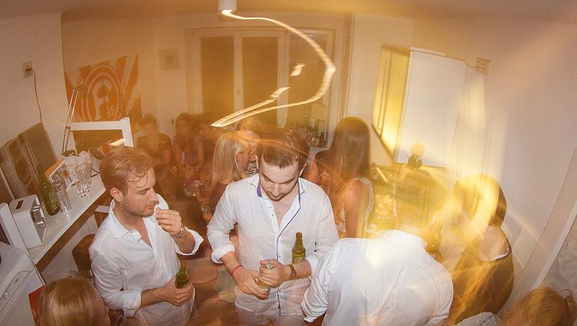 Zentraler Ort jeder guten Party: die Küche. Wenn die Drinks hier umsonst sind, hebt das gleich die Stimmung. Zentraler Ort jeder guten Party: die Küche. Wenn die Drinks hier umsonst sind, hebt das gleich die Stimmung.