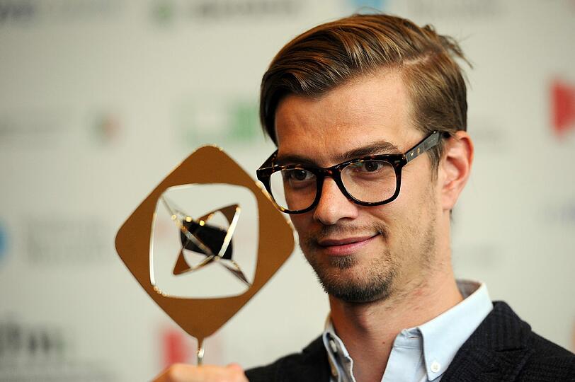 Moderator Joko Winterscheidt posiert vor der Verleihung mit dem Preis in der Kategorie "Unterhaltung".