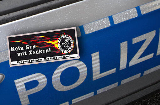 Auf einer Kiste in einem Einsatzfahrzeug der Polizei entdeckten Fußballfans solche Aufkleber mit rechten Parolen. (Symbolbild)