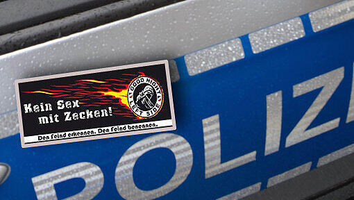 Auf einer Kiste in einem Einsatzfahrzeug der Polizei entdeckten Fußballfans solche Aufkleber mit rechten Parolen. (Symbolbild) Auf einer Kiste in einem Einsatzfahrzeug der Polizei entdeckten Fußballfans solche Aufkleber mit rechten Parolen. (Symbolbild)