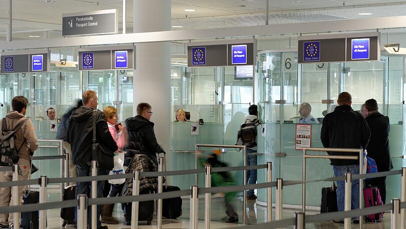 An den Ein- und Ausreisekontrollstellen am Münchner Flughafen ziehen Bundespolizisten durchschnittlich zwei Reisende pro Tag mit gefälschten Dokumenten aus dem Verkehr. Aber nicht nur mit gefälschten Dokumenten versuchen Reisende die Bundesbeamten zu überlisten. Auch mit getürkten Reisezielen und erfundene Geschichten sind die Kontrollbeamten immer wieder konfrontiert. (Beispielbild) An den Ein- und Ausreisekontrollstellen am Münchner Flughafen ziehen Bundespolizisten durchschnittlich zwei Reisende pro Tag mit gefälschten Dokumenten aus dem Verkehr. Aber nicht nur mit gefälschten Dokumenten versuchen Reisende die Bundesbeamten zu überlisten. Auch mit getürkten Reisezielen und erfundene Geschichten sind die Kontrollbeamten immer wieder konfrontiert. (Beispielbild)