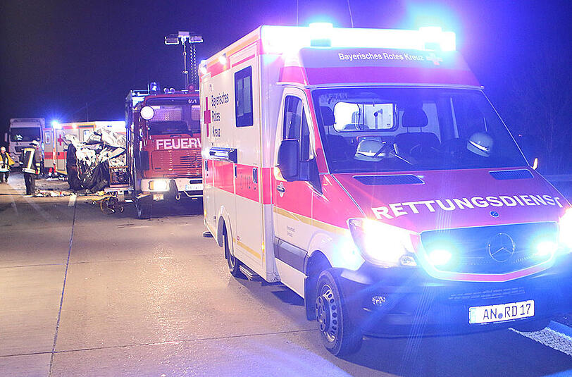 Der 19-jährige Beifahrer war schon tot, als die Rettungskräfte eintrafen.