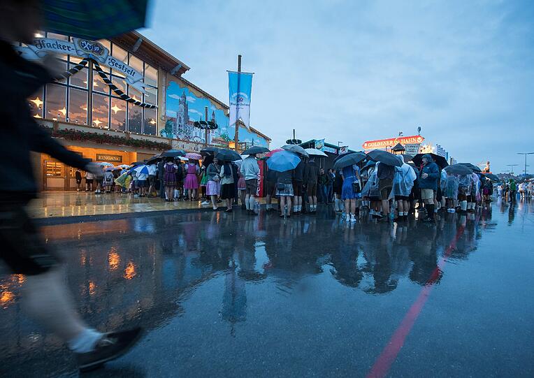 Der Regen bestimmt den Auftakt zum 183. Oktoberfest in München. Erste Wiesnfans standen trotzdem seit 7 Uhr vor den Zelten an.