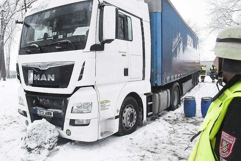 A99: Weil mehrere hundert Liter Kraftstoff aus dem Tank des Lkw liefen, muss das Erdreich ausgebaggert werden.