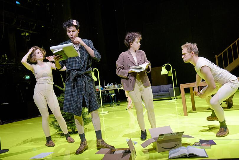 Julia Riedler, Benjamin Radjaipour, Zeynep Bozbay und Daniel Lommatzsch (v.l.n.r.) spielen Strindberg.