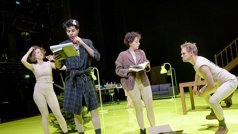 Julia Riedler, Benjamin Radjaipour, Zeynep Bozbay und Daniel Lommatzsch (v.l.n.r.) spielen Strindberg.