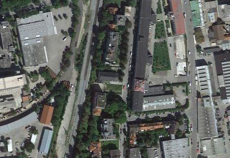 Hier entsteht ein großer Neubau: Die Waakirchner Straße von oben.
