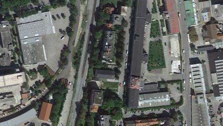 Hier entsteht ein großer Neubau: Die Waakirchner Straße von oben. Hier entsteht ein großer Neubau: Die Waakirchner Straße von oben.
