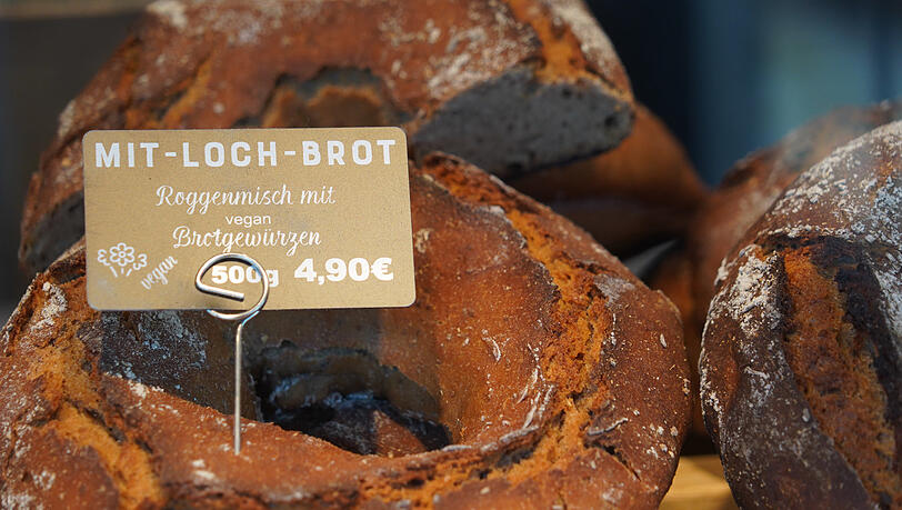 Ein Roggenbrot mit Loch.
