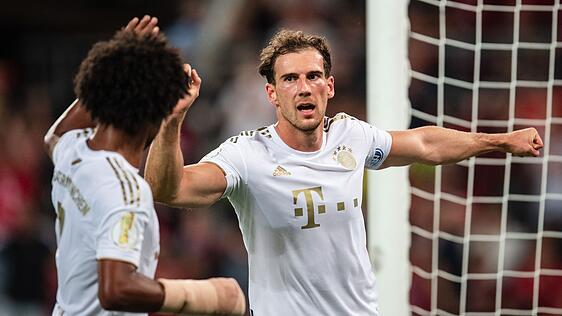 Bayerns Torschütze Leon Goretzka (r) und Serge Gnabry jubeln.