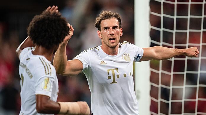 Leon Goretzka (rechts) wird gegen den VfB Stuttgart wohl von Beginn an auf dem Platz stehen.