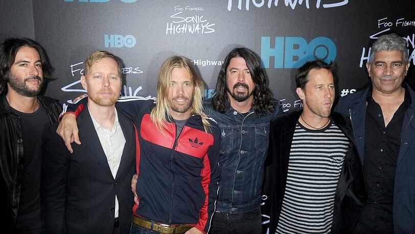 Die US-Band Foo Fighters, hier noch gemeinsam mit dem verstorbenen Drummer Taylor Hawkins (dritter von links).