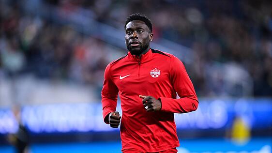 Alphonso Davies hat sich bei der kanadischen Nationalmannschaft einen Kreuzbandriss zugezogen und fällt nun monatelang aus.