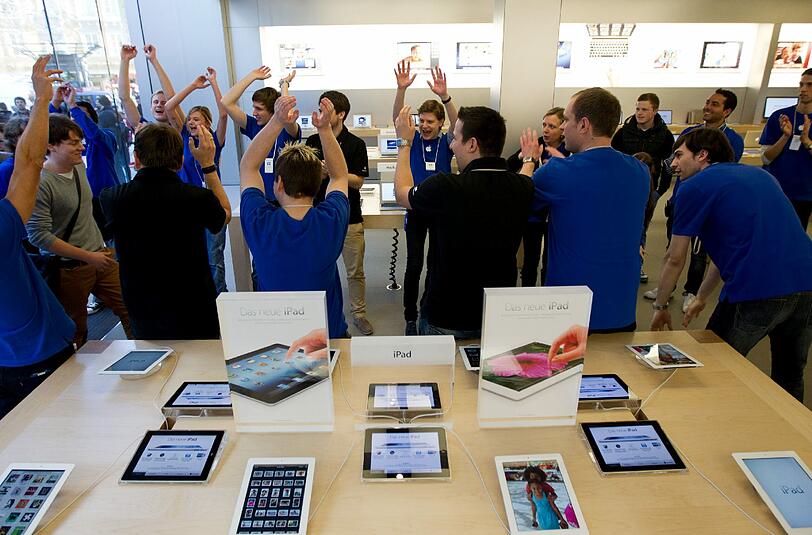 Rund 400 Menschen drängten am Morgen auf den Münchner Apple-Store, um ein neues iPad zu ergattern.