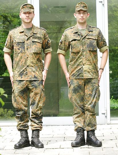 Markus Zimmermann (24, links): "Man wird nicht jeden Tag Offizier &ndash; ich bin gespannt. Schon nach dem Grundwehrdienst stand für mich fest: Ich studiere Luft- und Raumfahrttechnik bei der Bundeswehr. Denn die steht für Deutschland ein, für Werte und Idealismus. Später möchte ich Infanteriezugführer, also Ausbilder von Kampfeinheiten, werden. Dafür werde ich für vier bis sechs Monate in den Kosovo gehen &ndash; dafür fühle ich mich bereit. Kritik daran ist natürlich legitim."