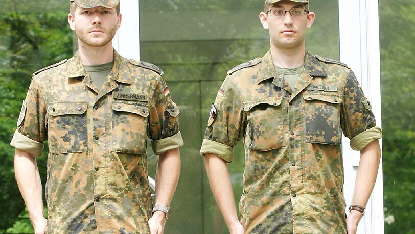 Markus Zimmermann (24, links): "Man wird nicht jeden Tag Offizier – ich bin gespannt. Schon nach dem Grundwehrdienst stand für mich fest: Ich studiere Luft- und Raumfahrttechnik bei der Bundeswehr. Denn die steht für Deutschland ein, für Werte und Idealismus. Später möchte ich Infanteriezugführer, also Ausbilder von Kampfeinheiten, werden. Dafür werde ich für vier bis sechs Monate in den Kosovo gehen – dafür fühle ich mich bereit. Kritik daran ist natürlich legitim." Markus Zimmermann (24, links): "Man wird nicht jeden Tag Offizier – ich bin gespannt. Schon nach dem Grundwehrdienst stand für mich fest: Ich studiere Luft- und Raumfahrttechnik bei der Bundeswehr. Denn die steht für Deutschland ein, für Werte und Idealismus. Später möchte ich Infanteriezugführer, also Ausbilder von Kampfeinheiten, werden. Dafür werde ich für vier bis sechs Monate in den Kosovo gehen – dafür fühle ich mich bereit. Kritik daran ist natürlich legitim."