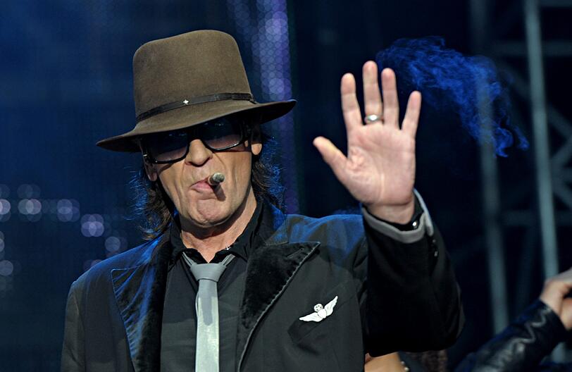 "Dir als lupenreinem Demokraten müsste das doch eigentlich gut gefallen", sagt Sänger Udo Lindenberg in Putins Richtung. Und fordert: "Lass die Frauen frei!" Die Bühne für ein gemeinsames "Concerto" mit Pussy Riot sei bereits angerichtet.