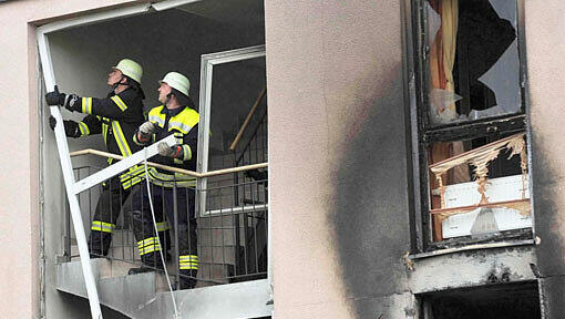 Feuerwehrleute begutachten die Schäden nach der Explosion in einem Wohnhaus in Ebersberg. Feuerwehrleute begutachten die Schäden nach der Explosion in einem Wohnhaus in Ebersberg.