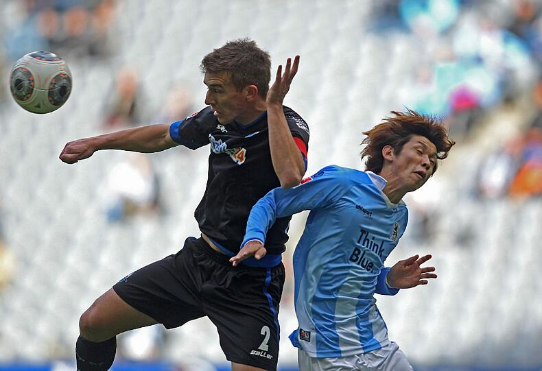 YUYA OSAKO NOTE: 3
Dem Japaner sah man als einzigem Feldspieler an, dass er wirklich Fußball spielen kann. In dieser Mannschaft aufzufallen, war aber wirklich nicht schwer. Blieb als einzige Spitze aber ebenfalls blass. Bis zu seinem Klasse-Tor zum 2:2 in der 86. Minute.