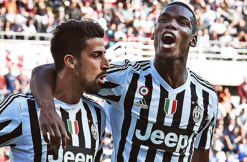 Juve-Torschütze Sami Khedira (links) lässt sich von seinem Teamkollegen Paul Pogba feiern.