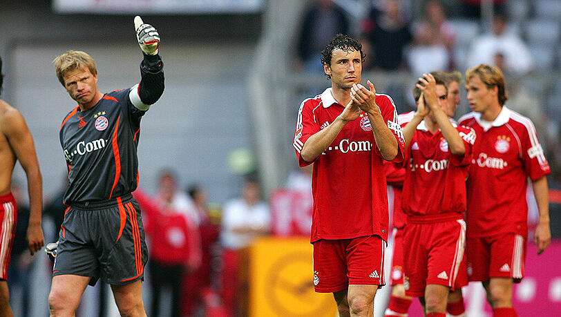 Daumen hoch vom Titan! Die Bayern schlagen Aachen während der Wiesn 2006 mit 2:1. Auch gegen Inter Mailand gelingt in der Champions League ein Sieg (2:0), gegen Bielefeld (1:2) und Wolfsburg (0:1) verliert der FCB aber. Daumen hoch vom Titan! Die Bayern schlagen Aachen während der Wiesn 2006 mit 2:1. Auch gegen Inter Mailand gelingt in der Champions League ein Sieg (2:0), gegen Bielefeld (1:2) und Wolfsburg (0:1) verliert der FCB aber.
