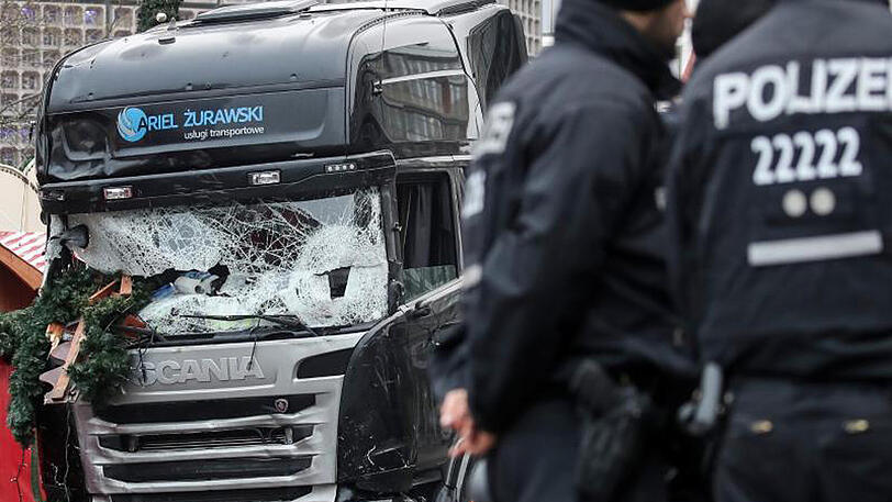 Polizisten stehen vor dem zerstörten LKW am 20. Dezember 2016 am Weihnachtsmarkt am Breitscheidplatz in Berlin.