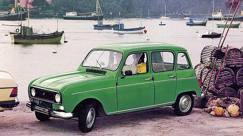 Ab 1961 brachte der R4 Bewegung ins Kleinwagen-Segment. Mehr Variabilität, verbunden mit einem typisch französischen Komfortfahrwerk, hatte die Welt bis dahin nicht gesehen. Der Frontantriebs-Bestseller von Renault war seiner Zeit ein ganzes Stück voraus. Er gilt als Prototyp des modernen Kompaktwagens. Sein neuartiges Steilheck und die große Ladeklappe begeisterten die Fans sparsamer, preiswerter und geräumiger Autos. Mit mehr als acht Millionen gebauten Einheiten ist der R4 bis heute das meist produzierte Renault-Modell.