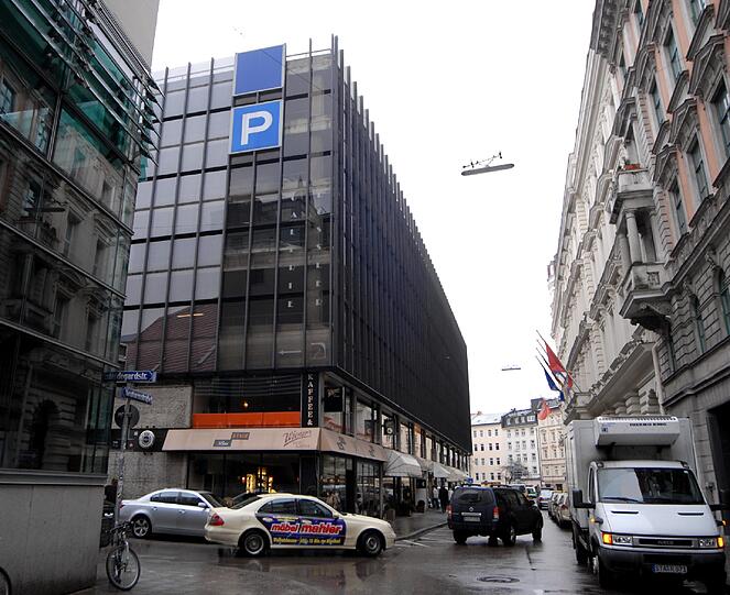 Ein dunkler Block, so zeigt sich das Geviert an der Hildegardstraße heute.