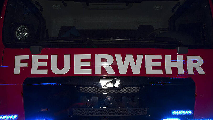 Eine 65-jährige Frau verletzt sich schwer bei der Flucht aus ihrer brennenden Wohnung. Eine 65-jährige Frau verletzt sich schwer bei der Flucht aus ihrer brennenden Wohnung.