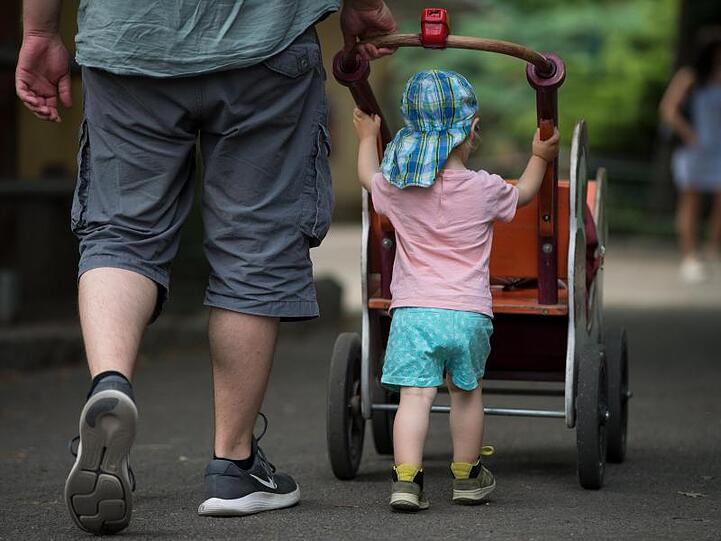 Nach der Geburt von Kindern machen meist die Mütter eine Pause vom Job. Auch immer mehr Väter nehmen sich eine Auszeit.