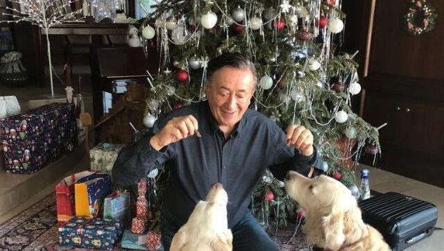 Mörtel Lugner vorm Baum mit Cora und Michi.