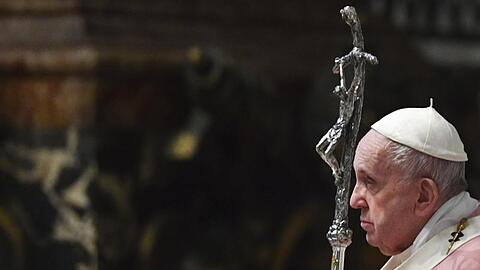 Papst Franziskus im Petersdom. Der Vatikan sieht keine Möglichkeit gleichgeschlechtliche Partnerschaften zu segnen.