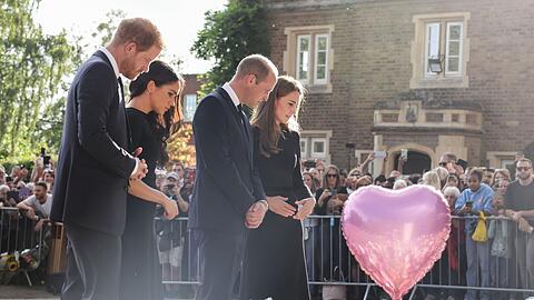 Harry (l-r), Meghan, William und Kate auf Schloss Windsor.