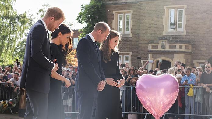 Harry (l-r), Meghan, William und Kate auf Schloss Windsor.