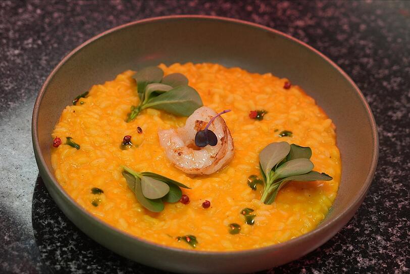 Dritter Gang: Kürbisrisotto – Risotto, Kürbis, Gambas, Portulak.