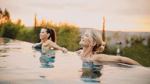Freundinnen entspannen im Infinitypool.