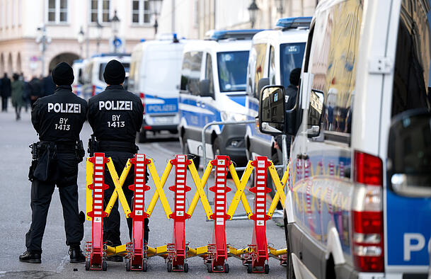 Polizisten stehen w&auml;hrend der 60. Sicherheitskonferenz vor dem Hotel Bayerischer Hof.