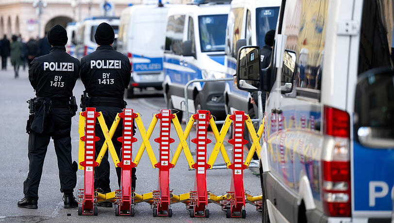 Polizisten stehen w&auml;hrend der 60. Sicherheitskonferenz vor dem Hotel Bayerischer Hof.