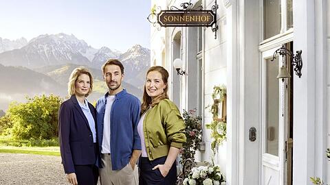 Rike Schmid (l.), Max Alberti und Pina K&uuml;hr spielen die neuen Hauptrollen im "Die Landarztpraxis"-Kosmos.
