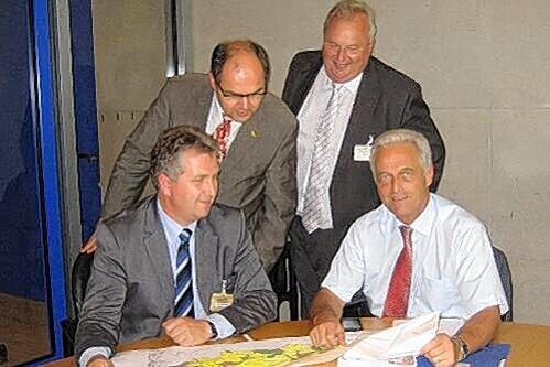 Diskutieren Chancen einer U-Bahn nach Stein: Bürgermeister Kurt Krömer, Staatssekretär Christian Schmidt, Stein Rathaus-Vize Rolf Bender mit Verkehrsminister Peter Ramsauer (von links).