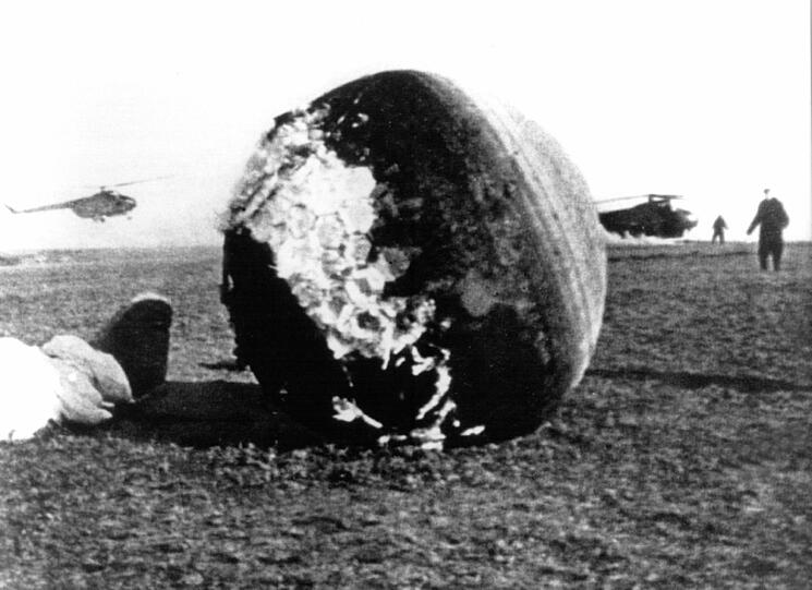 Auf dem Bild sieht man die Landekapsel, mit der Juri Gagarin von seinem Raumflug um die Erde wieder sicher landete. Auf dem Landeplatz steht heute ein Denkmal, und der Jahrestag seines Raumfluges wird dort jährlich gefeiert.