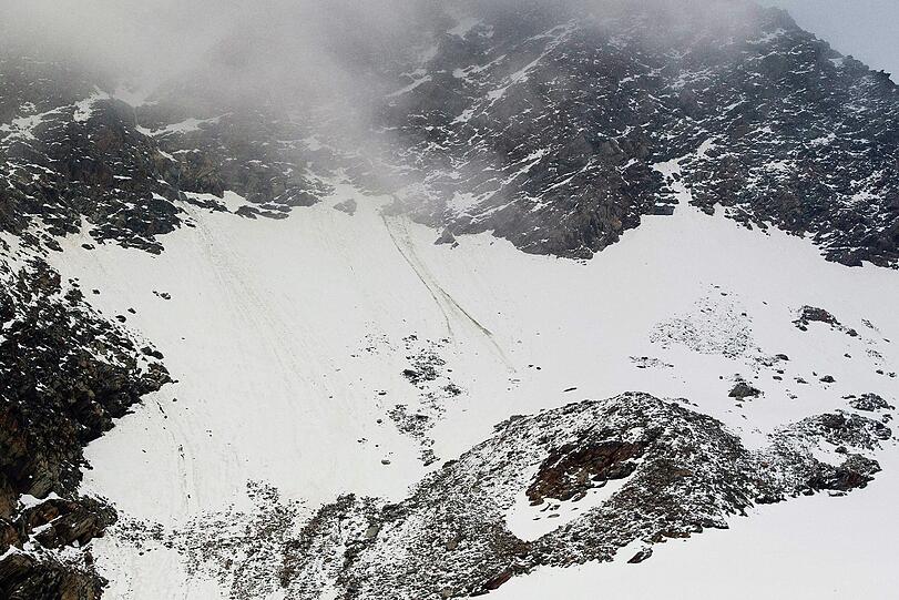 Sie starteten am Morgen zu sechst in Richtung des Lagginhorn-Gipfels. Gegen Mittag die Katastrophe: Fünf Bergsteiger stürzen Hunderte Meter in die Tiefe. Alle Opfer sollen aus der Umgebung von Berlin stammen.