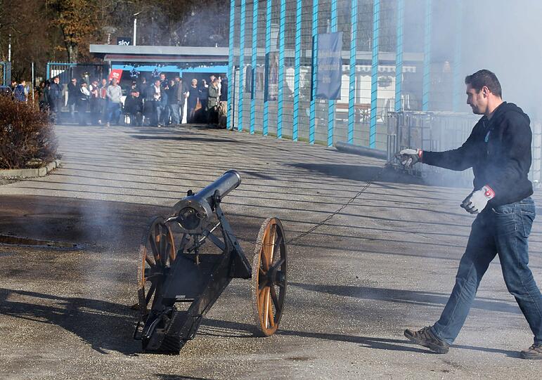 Friedhelm Funkel wird 60: An der Grünwalder Straße feiern die Löwen ihren Trainer mit Blaskapelle, Böller-Schüssen und einer Torte. Die Bilder.